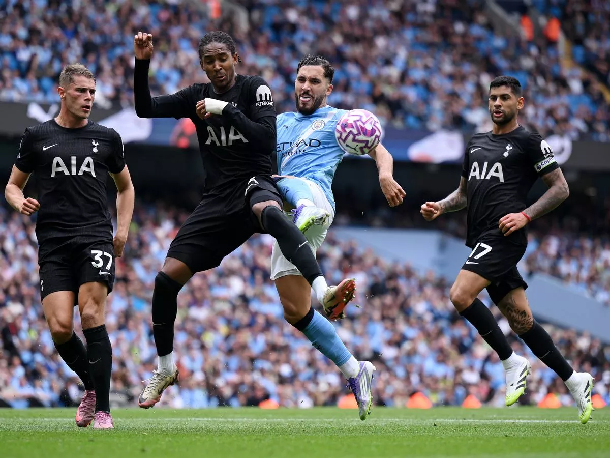 Rayan Cherki thi đấu mờ nhạt khi đá chính cho Man City