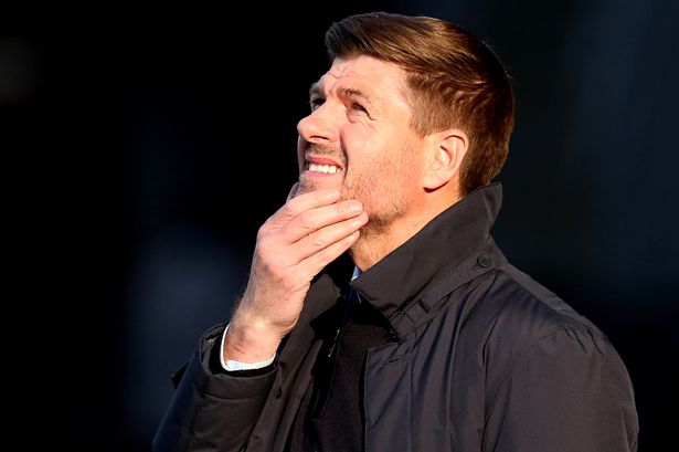 Steven Gerrard chỉ đạo Rangers trong phòng thay đồ