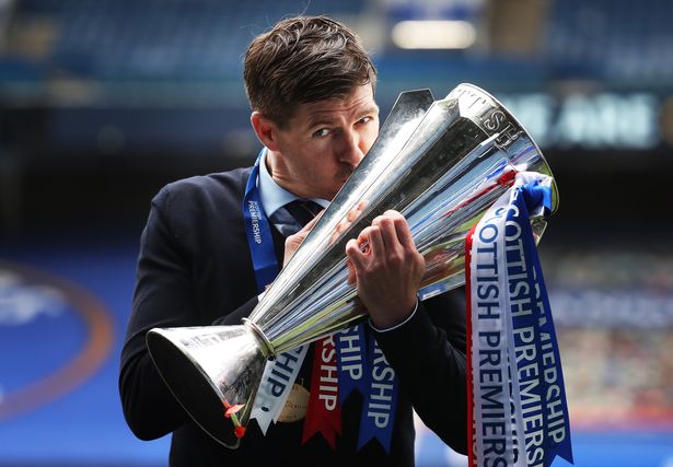 Steven Gerrard nâng cúp vô địch Scottish Premiership
