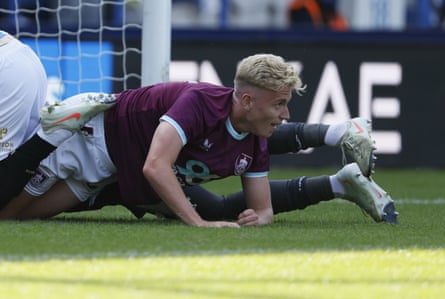 Joe Westley (Burnley) trong trận giao hữu trước mùa giải 2025