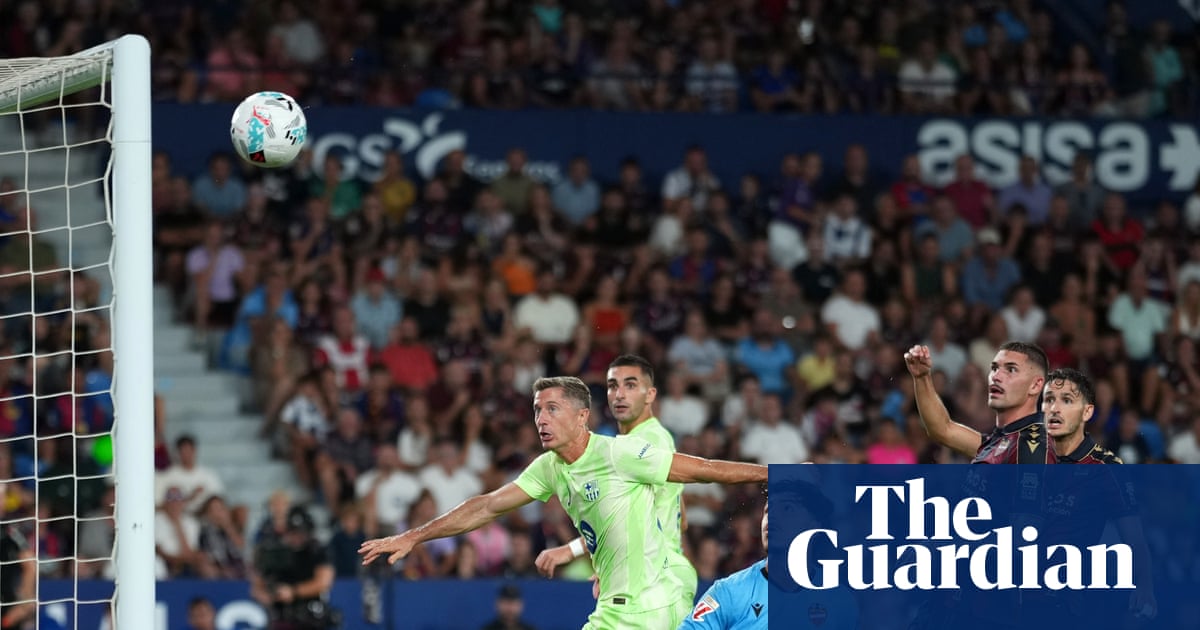 Pedri ăn mừng bàn thắng rút ngắn tỷ số cho Barcelona