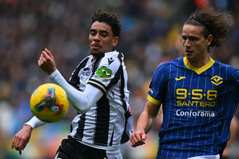 Arthur Atta (Udinese) tranh bóng với Daniele Ghilardi (Verona) Serie A 2025