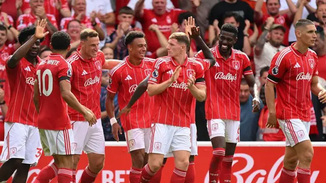Các cầu thủ Nottingham Forest ăn mừng bàn thắng