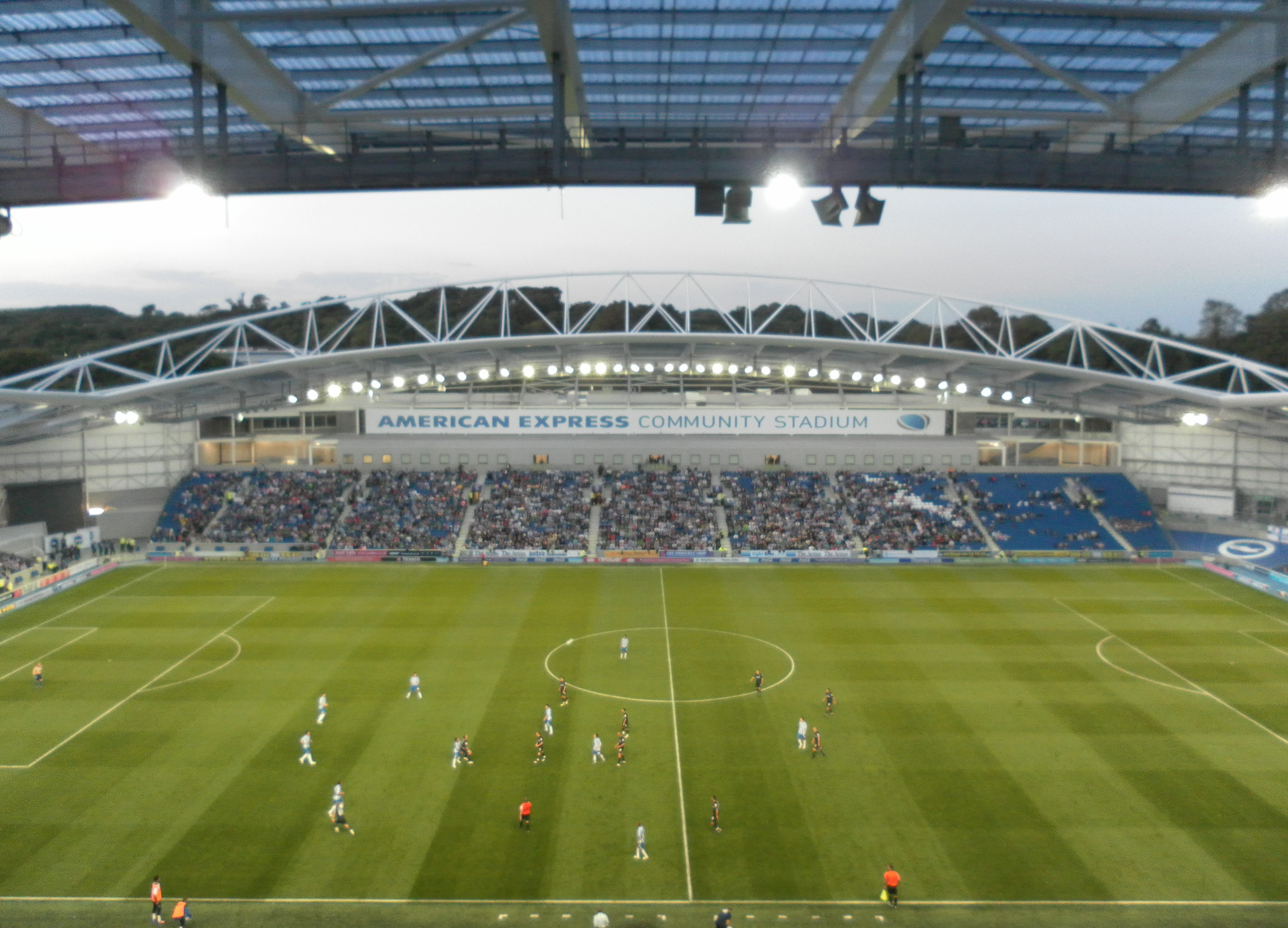 Toàn cảnh sân American Express Community Stadium, nơi diễn ra trận Brighton vs Man City