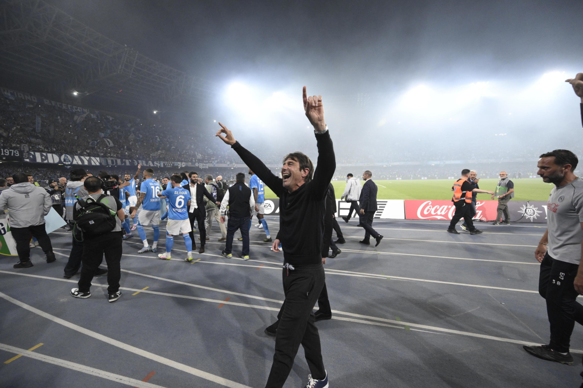 HLV Antonio Conte ăn mừng Scudetto cùng Napoli
