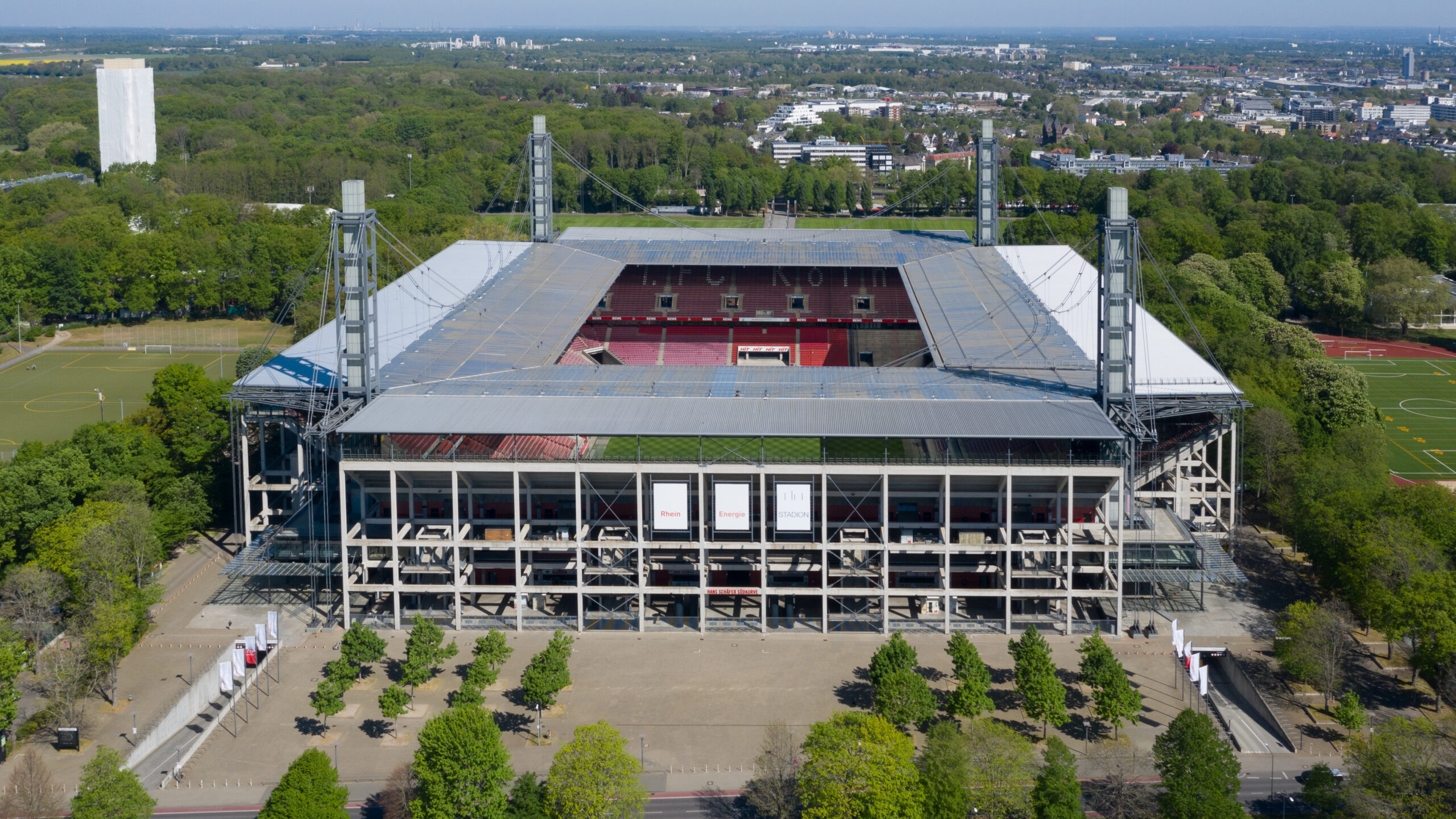 Ảnh chụp bằng drone RheinEnergieSTADION, sân nhà 1.FC Köln