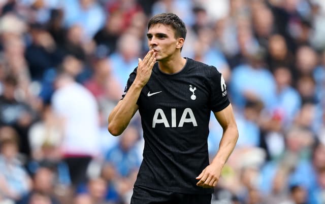 Joao Palhinha ăn mừng bàn thắng cho Tottenham