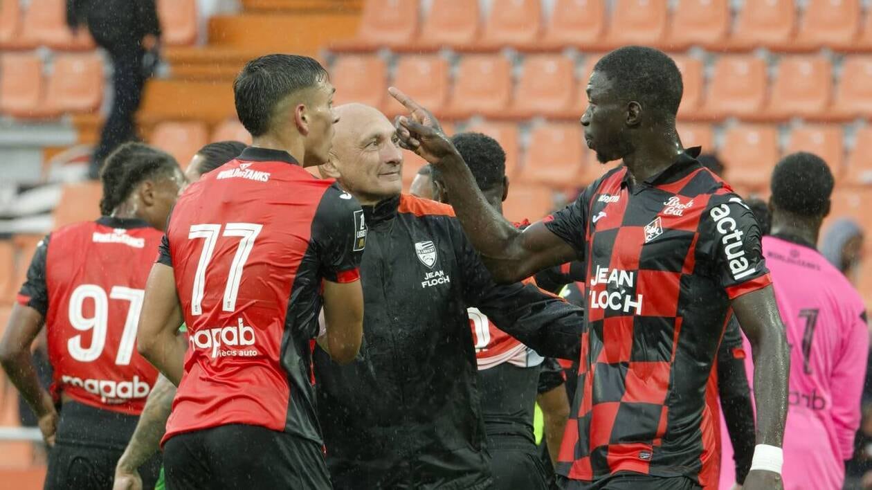 Cầu thủ Lorient tập luyện chuẩn bị gặp Lille