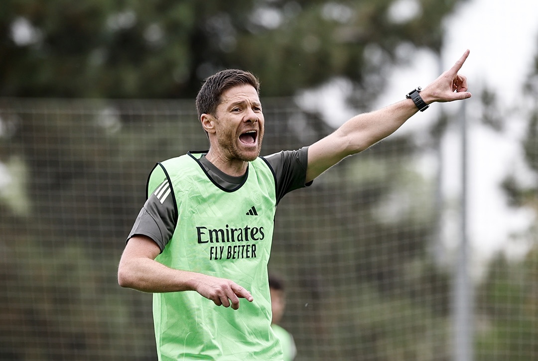 HLV Xabi Alonso trong buổi tập đầu tiên cùng Real Madrid, mùa giải 2025.