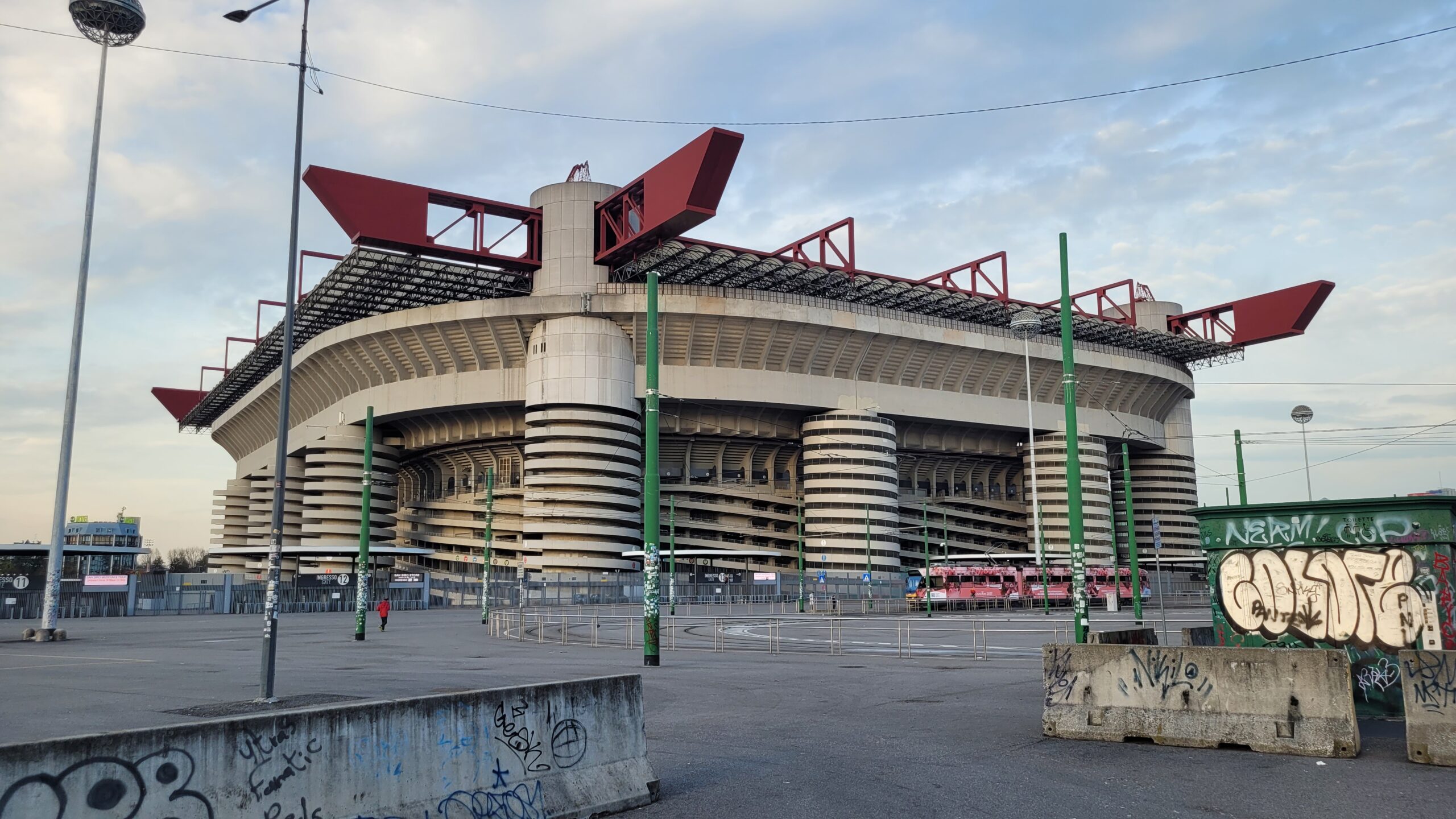 Hình ảnh sân vận động Stadio Giuseppe Meazza (San Siro) năm 2025, nơi diễn ra trận đấu.