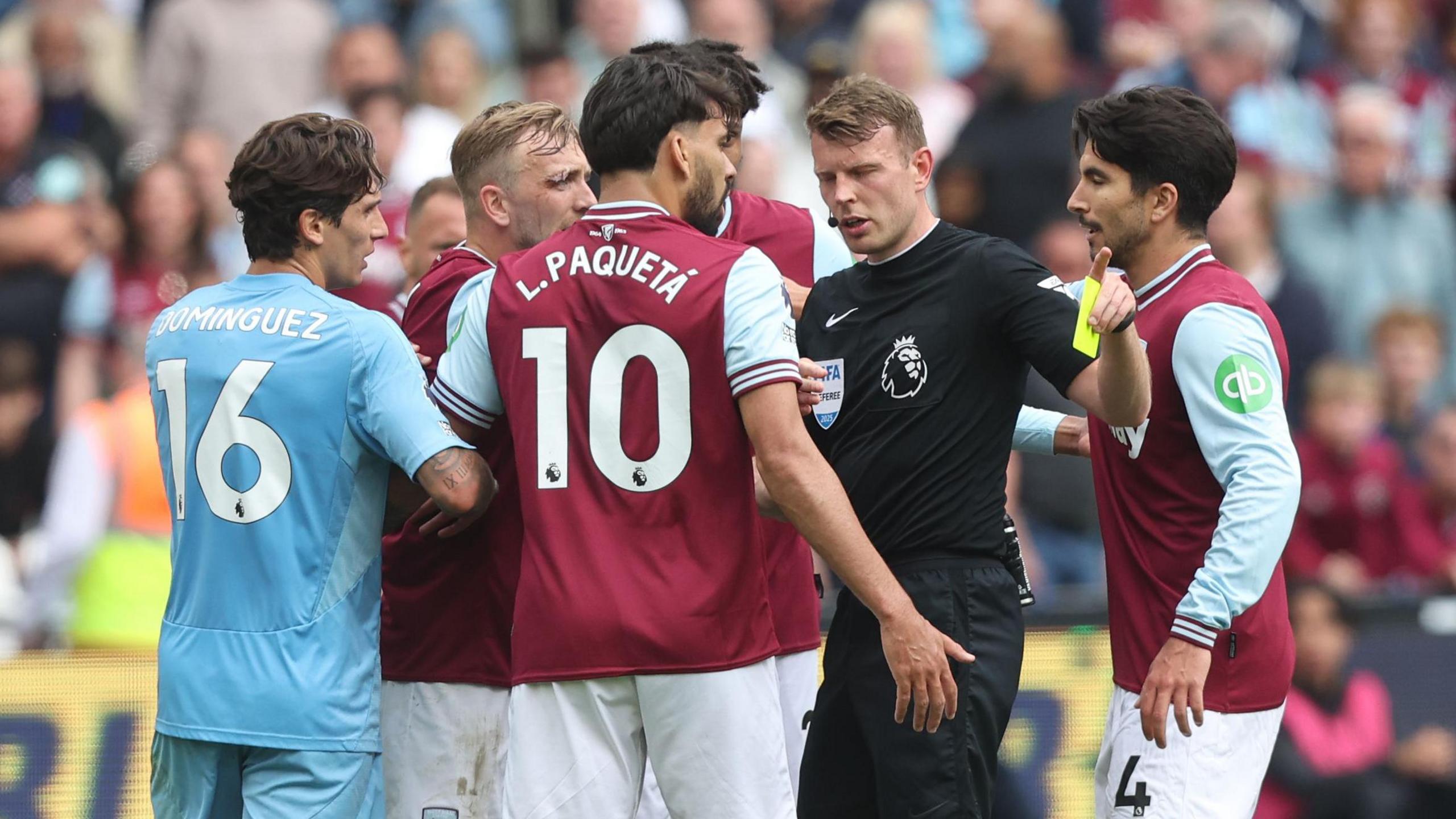 Trọng tài Sam Barrott và các cầu thủ West Ham, Nottingham Forest trong trận đấu