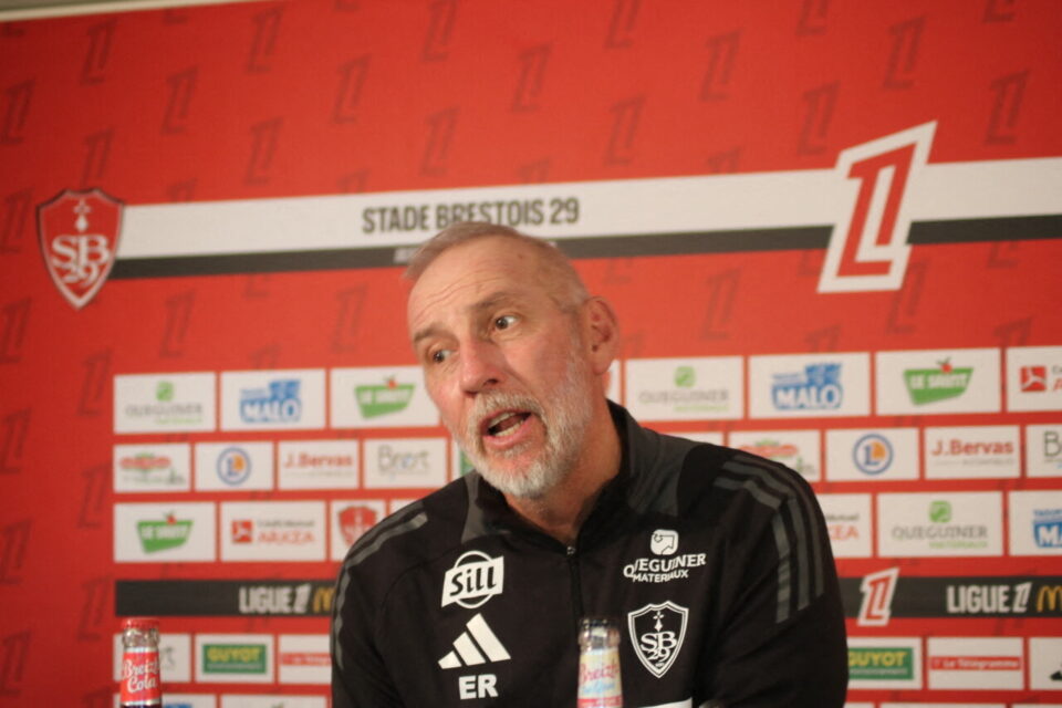 HLV Eric Roy của Stade Brestois 29 phát biểu trước trận gặp Lens