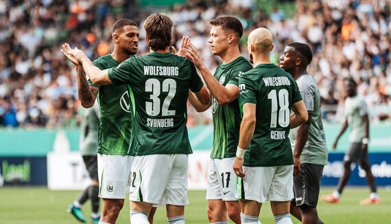 Đội hình Wolfsburg ăn mừng chiến thắng – khí thế đầu mùa