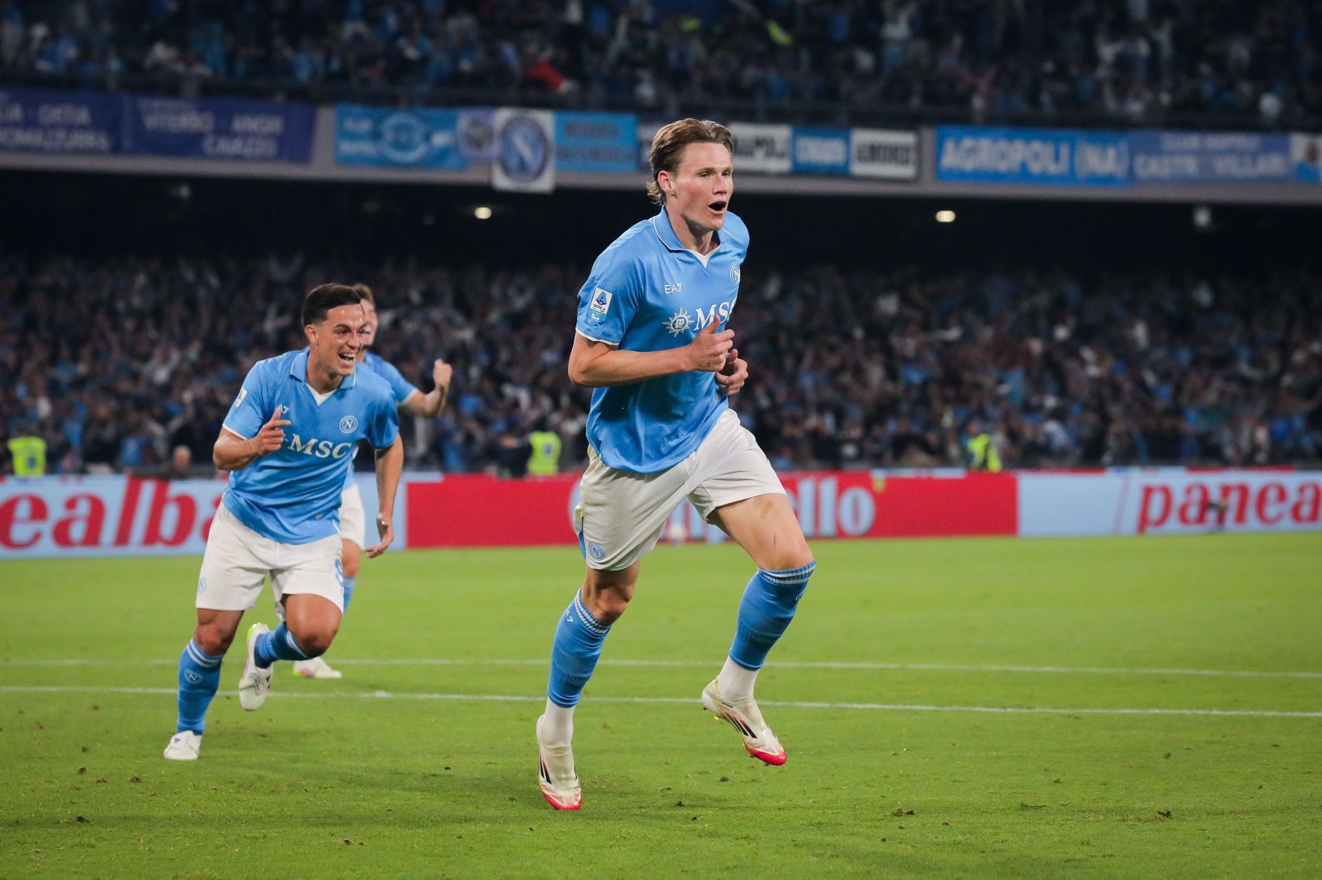 Cagliari phòng ngự trước Napoli