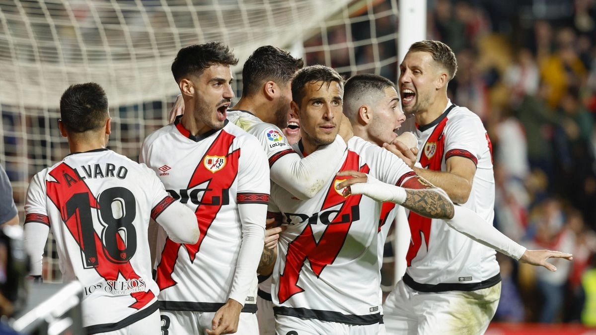 Cầu thủ Rayo Vallecano ăn mừng bàn thắng