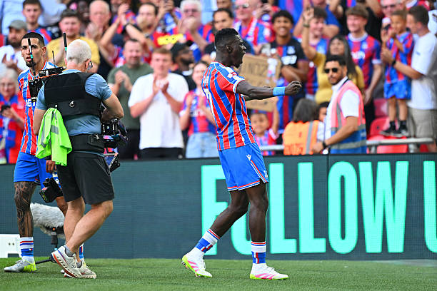 Ismaila Sarr (Crystal Palace) ăn mừng bàn thắng