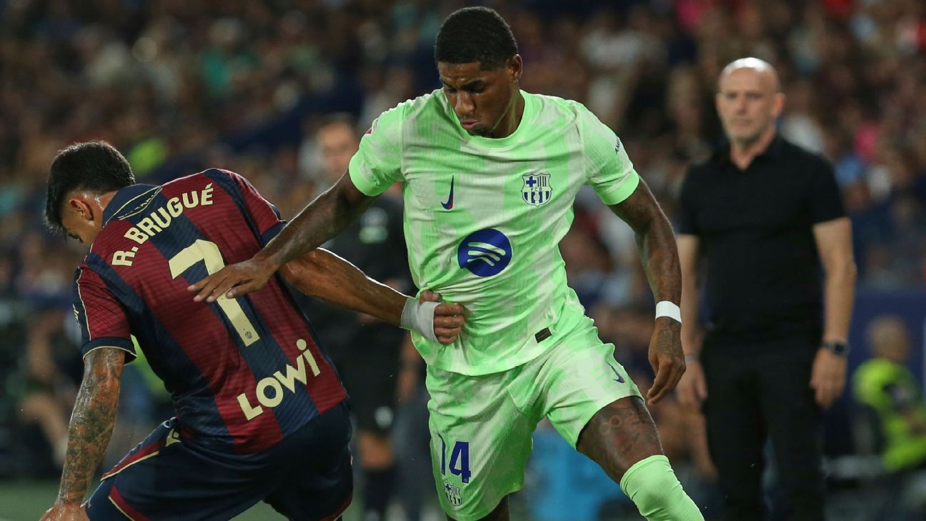 Marcus Rashford thất vọng khi rời sân trong trận ra mắt Barcelona
