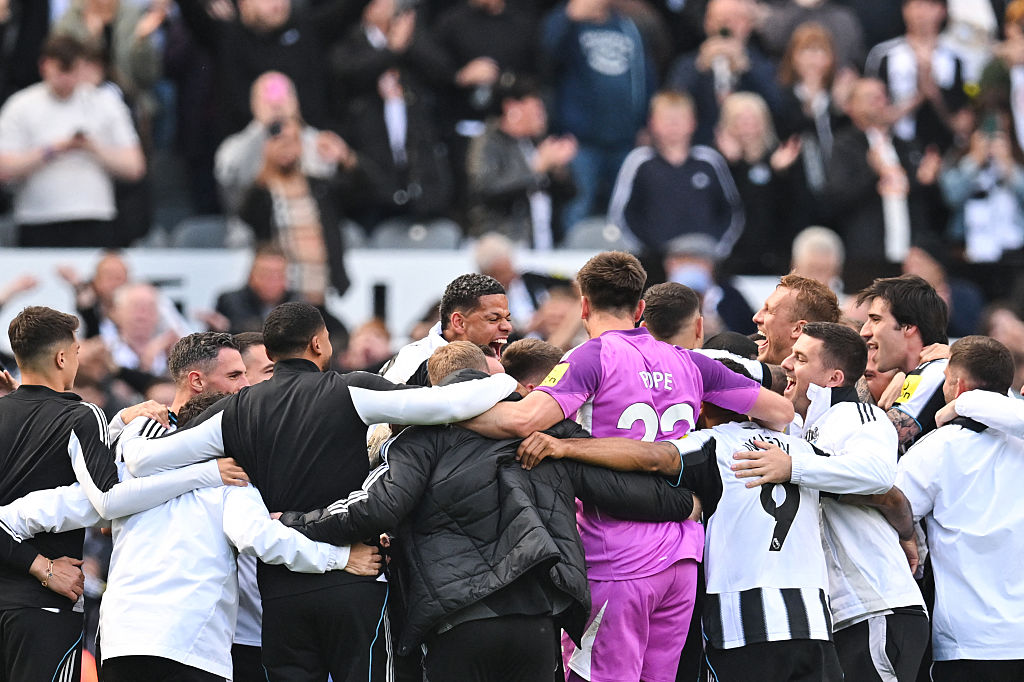 Các cầu thủ Newcastle United ăn mừng sau khi giành vé dự Champions League tháng 5/2025