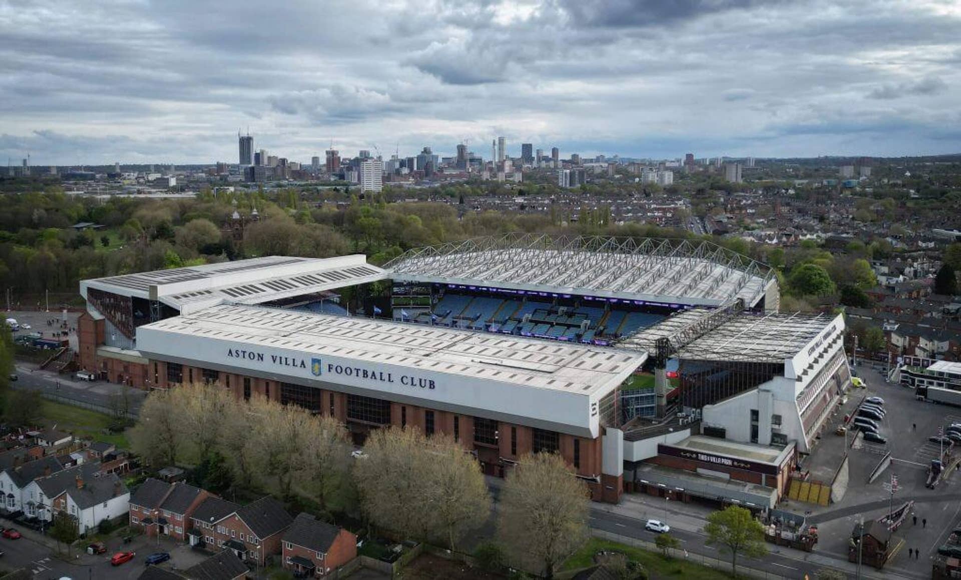 Toàn cảnh sân Villa Park tháng 4/2025