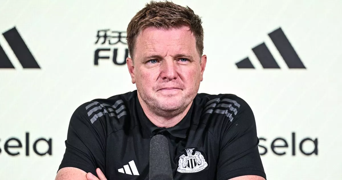 HLV Eddie Howe và Bruno Guimaraes trong buổi họp báo Newcastle, 2025