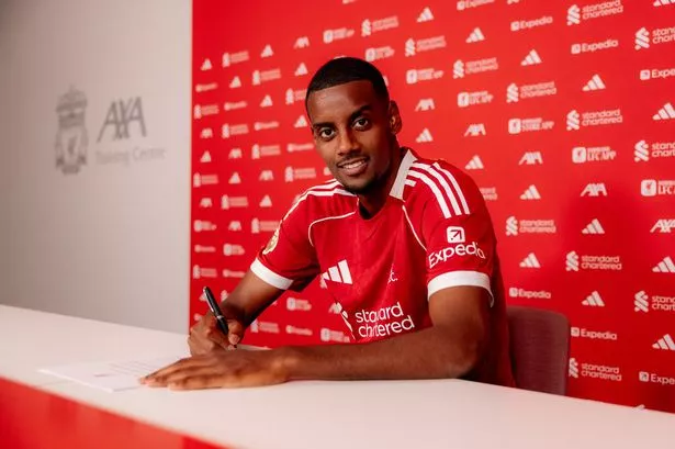 Alexander Isak ký hợp đồng với Liverpool