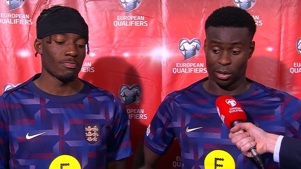Noni Madueke và Marc Guehi sau chiến thắng của Anh trước Serbia