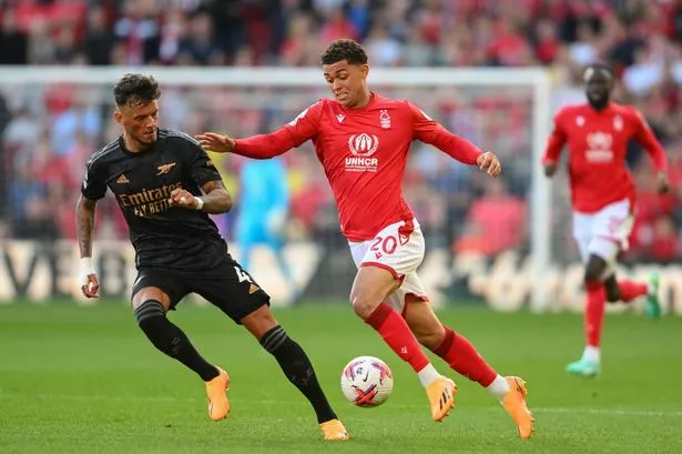 Brennan Johnson (Forest) tranh bóng với Ben White (Arsenal) trận gần đây