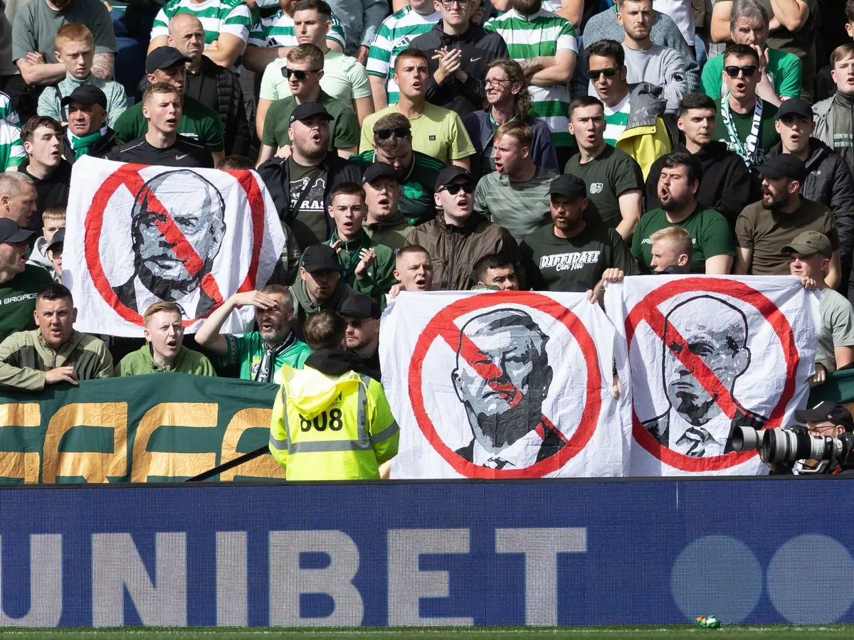 Celtic fans lead banner protests – CĐV Celtic giương biểu ngữ phản đối ban lãnh đạo