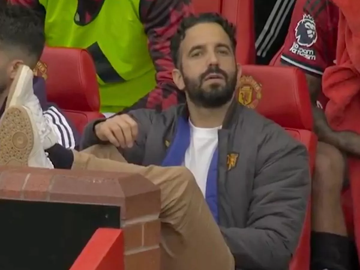 Ruben Amorim quay lưng khi Bruno Fernandes thực hiện quả phạt đền quyết định cho Man United