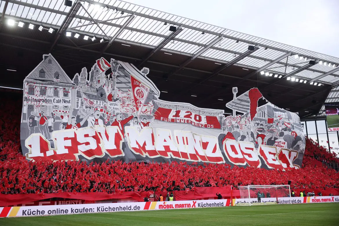 CĐV Mainz 05 cổ vũ trên khán đài, không khí sôi động tại MEWA ARENA.