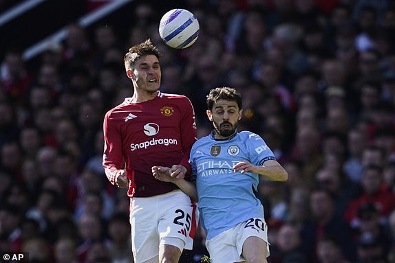 Manuel Ugarte (MU) và Bernardo Silva (MC) tranh bóng – Derby Manchester 2025