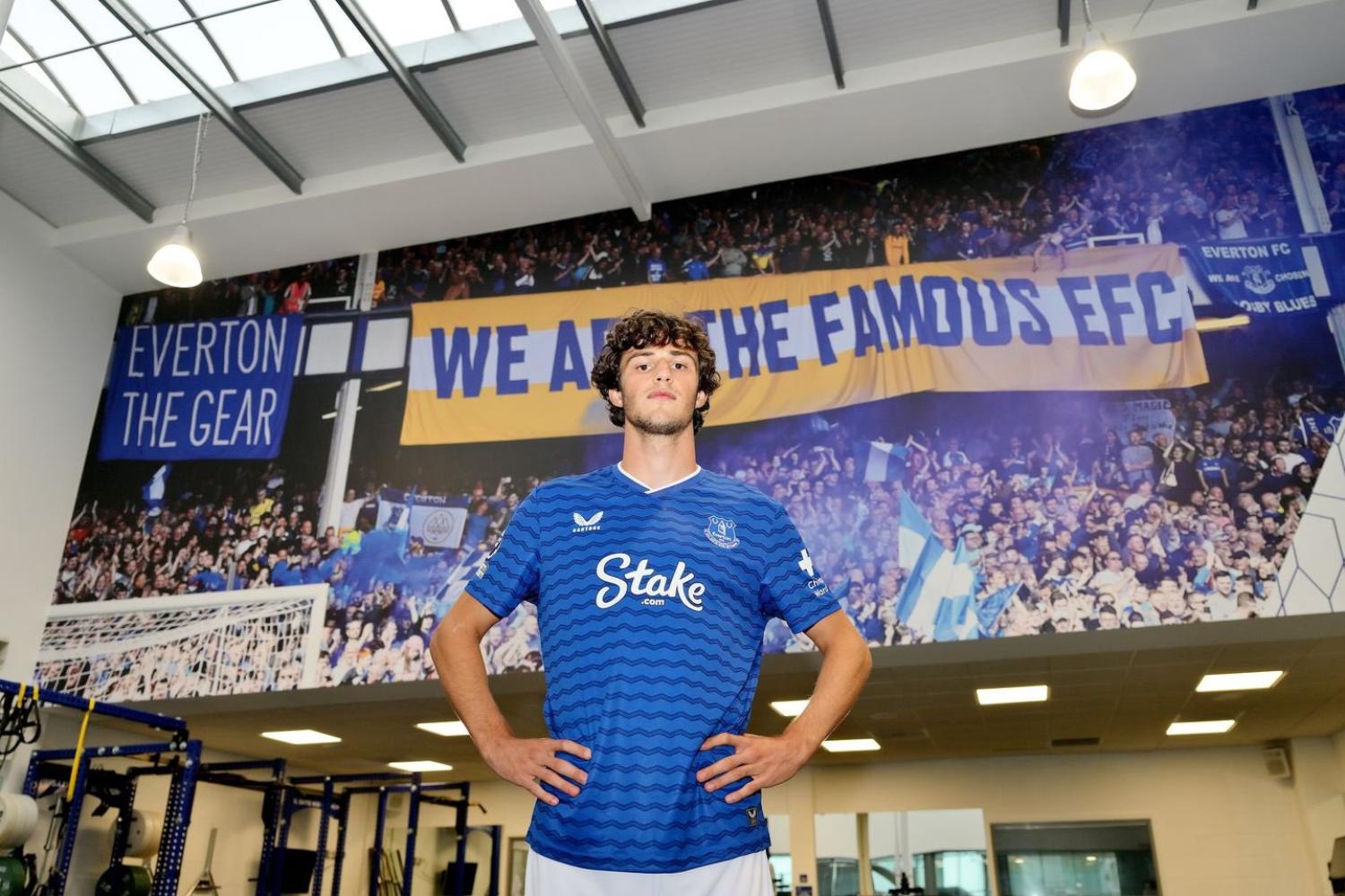 Merlin Röhl ký hợp đồng với Everton