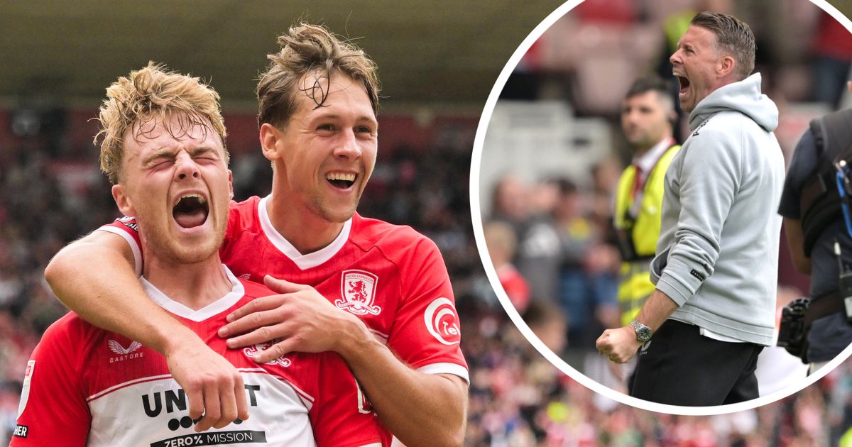 Rob Edwards ăn mừng cùng cầu thủ Middlesbrough sau chiến thắng trước Sheffield United