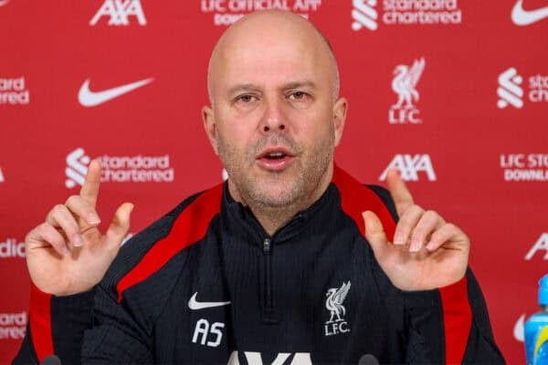 HLV Arne Slot của Liverpool trong buổi họp báo