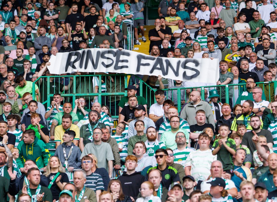 Banner RINSE FANS của CĐV Celtic