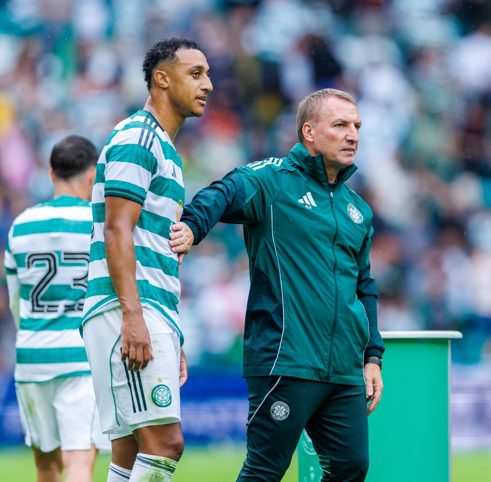 Brendan Rodgers trao đổi với Adam Idah