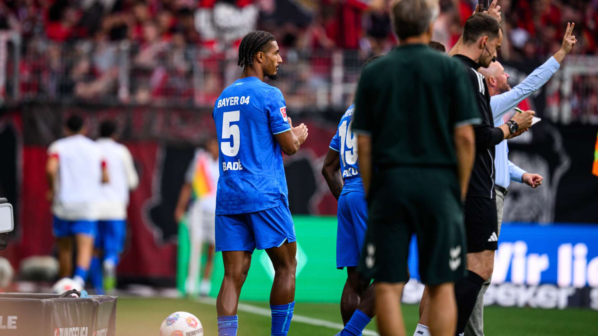 Cầu thủ Bayer Leverkusen thi đấu tại Bundesliga 2025