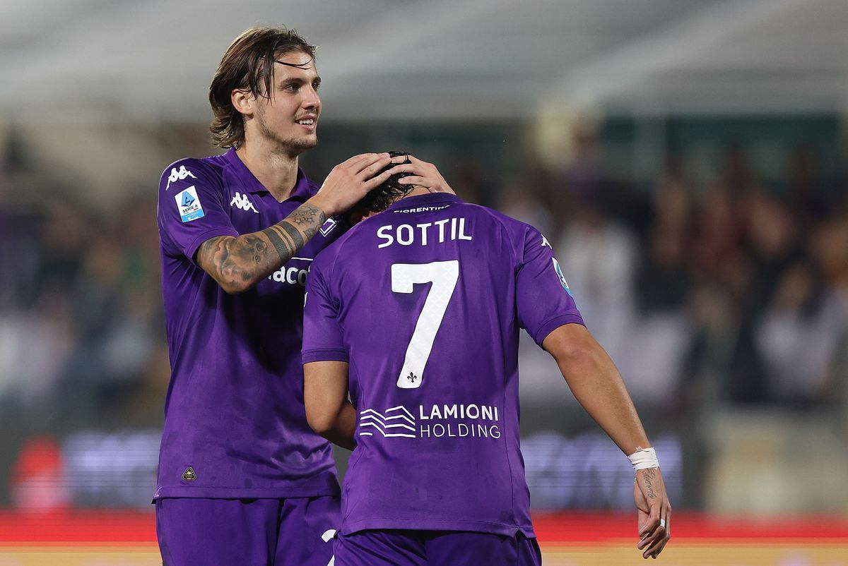 Cầu thủ Fiorentina ăn mừng bàn thắng Serie A