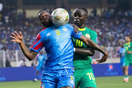 DR Congo’s Aaron Wan-Bissaka và Sadio Mane tranh bóng
