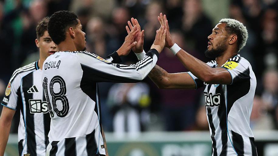 William Osula ăn mừng cùng Joelinton sau khi ghi bàn cho Newcastle trước Bradford City tại Carabao Cup, 24/09/2025