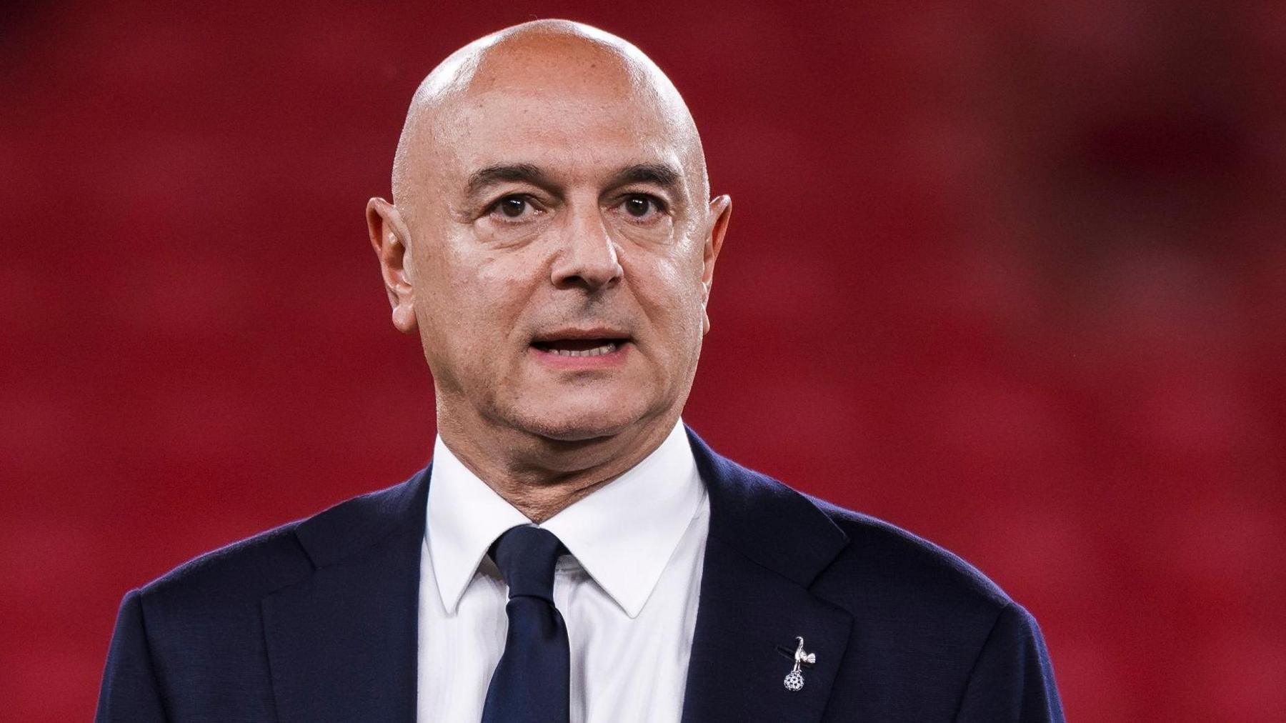 Daniel Levy với huy hiệu Tottenham