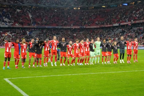 Cầu thủ Bayern ăn mừng cùng CĐV sau chiến thắng Chelsea