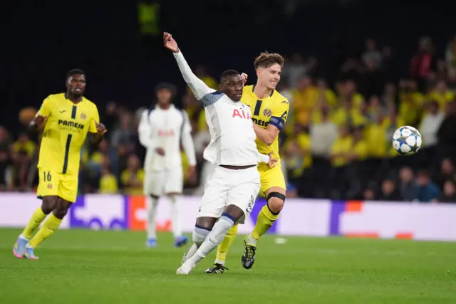 Tottenham Hotspur's Randal Kolo Muani và Villarreal's Juan Foyth tranh chấp bóng