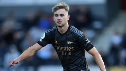 Billy Vigar, một chàng trai trẻ tóc vàng, thi đấu cho Arsenal