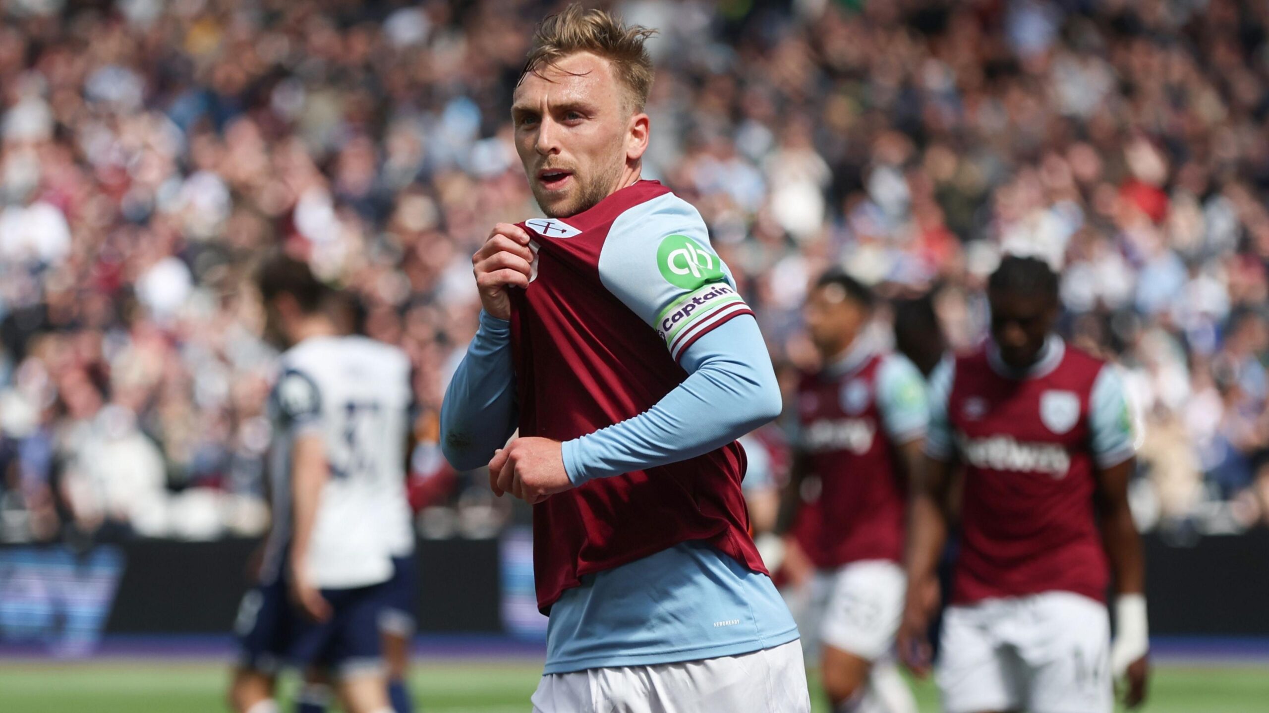 Jarrod Bowen (West Ham) ăn mừng bàn thắng vào lưới Tottenham