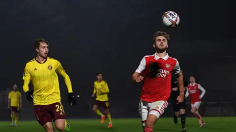 Vigar của Arsenal bị Dalibor Vecerka của Sparta truy cản trong trận Premier League International Cup