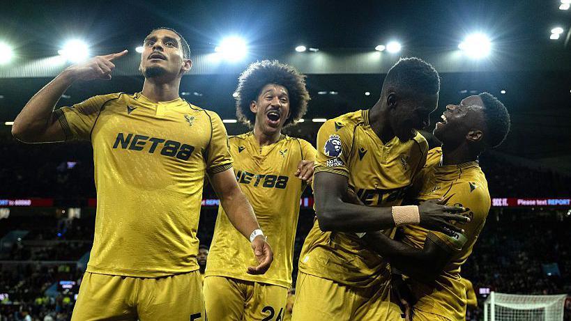 Marc Guehi ăn mừng bàn thắng cho Crystal Palace