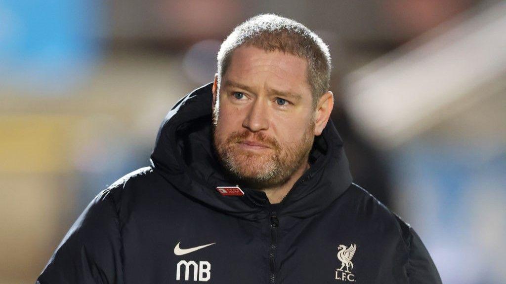 Matt Beard chỉ đạo trên đường biên Liverpool Women