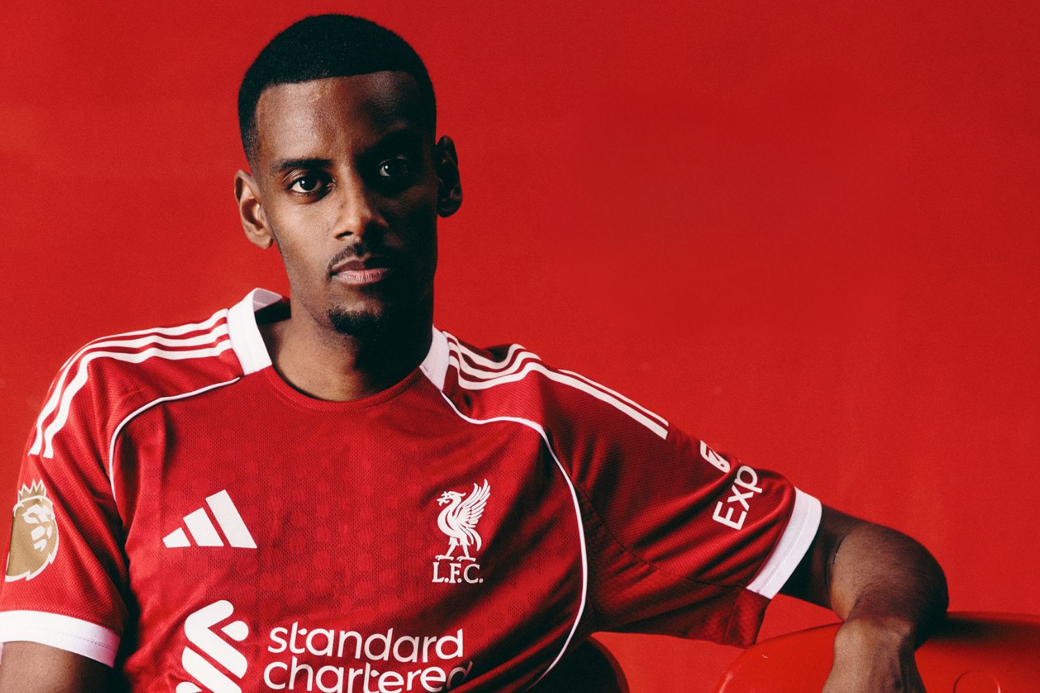 Alexander Isak ký hợp đồng với Liverpool