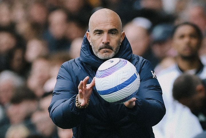 HLV Enzo Maresca trong buổi tập cùng Chelsea năm 2025